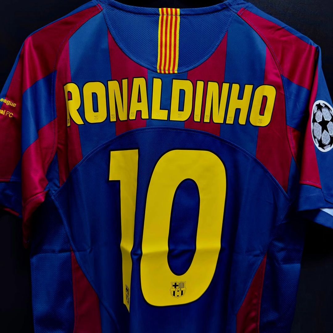 Ronaldinho Retro Jersey – FC Barcelona 2006 | Short Sleeve Edition